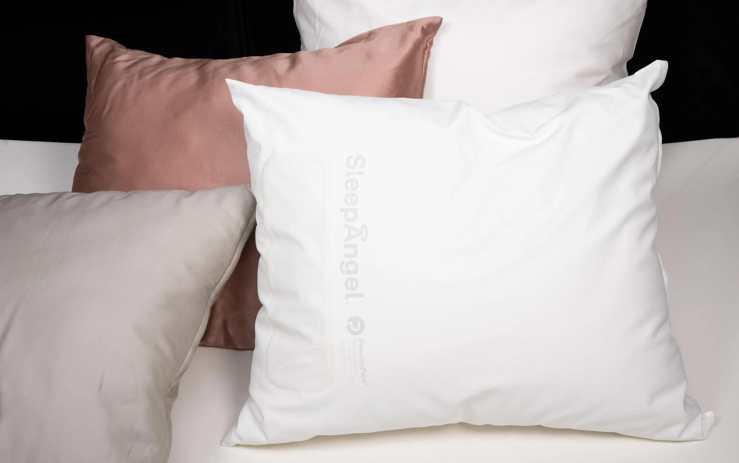 SleepAngel pillow in bed – Shopify lifestyle foto